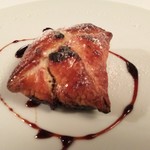 ヴィラ・デル・ソル - 和栗のパイ包み焼き。サクサクのパイ包みをライオールナイフで切断し、和栗とともに味わいます。