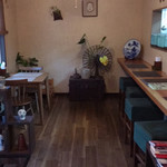 サメサン - 内観
      入って左側