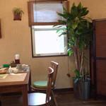 サメサン - 内観
      入って右側2卓