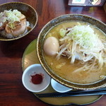 麺組 - 味噌らーめん(辛味付)(780円)＋味付タマゴ(100円)とチャーシュー丼(300円)