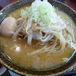 麺組 - 味噌らーめん(辛味付)(780円)＋味付タマゴ(100円)　※アップ