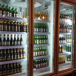 JR's Barbecue - 1810_JR's Barbecue_店内(お店中央にはたくさんな種類のビールが入った冷蔵庫が鎮座)