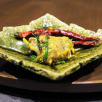 茶禅華 - 唐辛子にコンスターチをつけて揚げたスペアリブ。