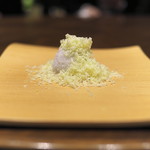 茶禅華 - 渋皮入りのお団子、周りがココナッツ、そして栗をすって。