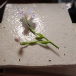 比良山荘 - 花の添えられた蓋を開けると