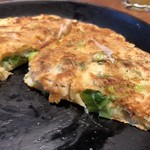 こて吉 - ねぎ焼きの中のネギ、写真にはあまり写ってませんがたくさん入っていました。