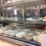 正宗屋 - 小鉢が並ぶ冷蔵ケース