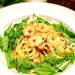 Japanese-style spaghetti with shrimp and shimeji mushrooms (butter soy sauce)