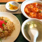 Miyuki Hanten - ご飯モノにはスープが付く
                      味覇みたいな味のスープです