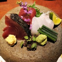 神楽坂 夢二 - お造り　三種盛り合わせ　※鰹は蛸の薄造りの代替料理