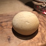 TTOAHISU - パン・・桜の葉入り。夜はパンを出されないので、 こちらのパンを頂くのは久しぶりですが、食感もよく美味しいですね。