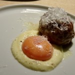 TTOAHISU - 豚肉のお料理、オレンジカリフラワー、パルメジャーノ、卵黄 ハンバーグ風のお料理と、目玉焼き風のお料理でビジュアルが面白い。 目玉焼きは「オレンジカリフラワーのムース」と「卵黄」で作られています。 ハンバーグと共に頂くと美味しいこと