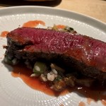 TTOAHISU - ＊シェフのお肉料理の火入れはいつも完璧ですが、これも火入れがいいこと。 噛むとジューシーさと旨みを感じ、とても美味しい。