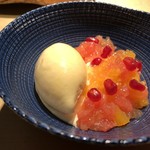 TTOAHISU - バニラアイスとブラマンジェ、ピンクグレープフルーツ、オレンジジュレ、ザクロ バニラアイスだけでもいい味わいですけれど、すべてを混ぜていただくと味わいが変わり楽しめます。