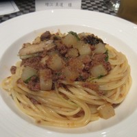 リストランテ カノビアーノ 福岡 - 自慢のパスタは黒毛和牛を使ったボロネーゼのスパゲッティーニです。
                  
                  お肉と細目のパスタが絡んでお酒が進みました。