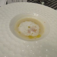 リストランテ カノビアーノ 福岡 - スパークリングワインで乾杯した後の料理はスープからスタート。
                
                カブをカプチーノ風にしたてた美味しいスープです。
                