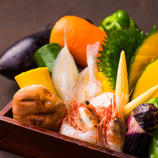 市場から直接仕入れる旬の食材と、上質な太白胡麻油を使用！