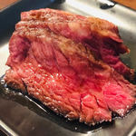 肉山 - ほのかに甘いタレと共に！