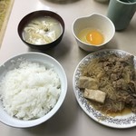 牛丼専門サンボ - お皿　玉子　味噌汁つき