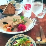 ブリコラージュ ブレッド アンド カンパニー ダイニング・カフェ - 岩中豚のパテ・ド．カンパーニュ、オーガニックレーズンのチャツネ添えと、天然炭酸水、ミニサラダ、ブリコラージュブレッド自家製豆腐サワークリーム添え。20181207　パテドカンパーニュとチャツネが合う♡