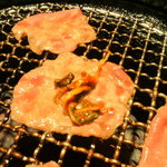 今池眞珠園 - 塩タン片面焼きにキムチのせ