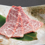 Horumon Yakiniku Ishidai - 「赤身」しっかりとサシが入った赤身は、脂の甘味を感じることができるよう、塩（岩塩）で召し上がっていただくことぐをオススメします。