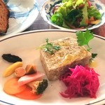ブリコラージュ ブレッド アンド カンパニー ダイニング・カフェ - アラカルトの中で気になっていたお料理のパテドカンパーニュ、この日はそちらを♪　チャツネその他、いろいろと添えられていたピクルスやマスタードを合わせて楽しみました。ボリュームもあり大満足20181207