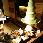 GRAND HOURS - メニューには、デザートはオプションで＋350円って書いてありましたが、 ビュッフェにこんなスイーツのサービスもあるのでお得感ありますね。