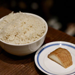 餃子とスパークリング バブルス - 「波へい」のオデン出汁で炊いたご飯