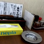 中華料理 おがわ - 【2018.12.7(金)】テーブルにある灰皿、調味料、メニュー、箸