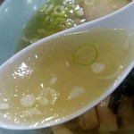中華料理 おがわ - 【2018.12.7(金)】中国そば(並盛)702円のスープ