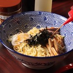 東京煮干屋本舗 - 香味油をかける♪