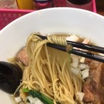 麺屋CHIKUWA - 菅野製麺製の麺は低加水ストレート細麺