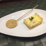 フォルトゥーナ - チーズのサブレ、玉葱とベーコンのキッシュ