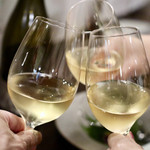 酒とタイ料理 ピッサヌローク - 白ワインで乾杯〜♪