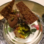 オルタシア - お皿の下には押し花が