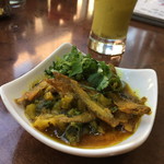 大衆食堂シックダール - カズリという魚と蕪の葉のカレー