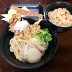 がいな製麺所 - 温泉たまごのとり天おろし釜たま（650円）、かやくご飯（中）（200円）、半熟たまご天・ちくわ天（120円）