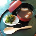 横丁とうふ店 最上川千本だんご - だんご入りおしるこ