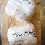 マルイチベーグル - パラフィン紙につつまれたベーグル。