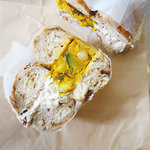 マルイチベーグル - ベーグルを半分にカットしてあります。