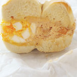 マルイチベーグル - エッグサラダとアップルクリームチーズ。