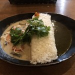 KARLY禅 - グリーンカレーとほうれん草カレーのあいがけ 辛さ7辛 中サイズ 1340円