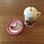 Fortnum & Mason Concept Shop - この厚手の小さなカップで飲むとおいしい、4分待つのだよ。