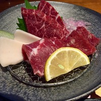 馬桜 下通り店 - 馬刺し盛り〜特選・赤身・フタエゴ・タテガミ