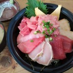 清水港　みなみ  - 日替わり　マグロ三昧丼　1380円