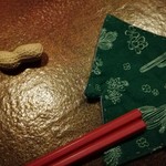 Kui dokoro basachi - 箸置き代わりの落花生