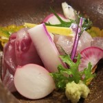 比良山荘 - 【造り】
            ⑨鯉
            ⑩岩魚
            薬味:醤油と酢味噌