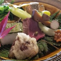 比良山荘 - 【八寸】
                      ①栗の渋皮煮の天麩羅
                      ②鹿のロースト、山椒オイル掛け
                      ③青干しぜんまいの寿司
                      ④松茸の旨煮
                      ⑤大根の粕漬けともろみ味噌
                      ⑥零余子と銀杏
                      ⑦鮎の熟れ鮓
                      ⑧天然滑子と菊菜和え