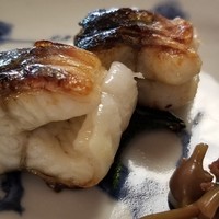 比良山荘 - ⑪鰻(滋賀県琵琶湖産)の炭火焼き、ミズ
                    皮がパリッとして芳ばしく、初冬で旬のど真ん中なので脂のりが良く濃厚な脂の旨みが拡がります。
                    ミズは、シャキシャキの歯触りとトロっとした食感で美味しい。
